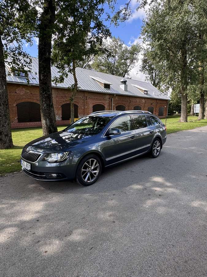 Skoda Superb 2013 — rear view