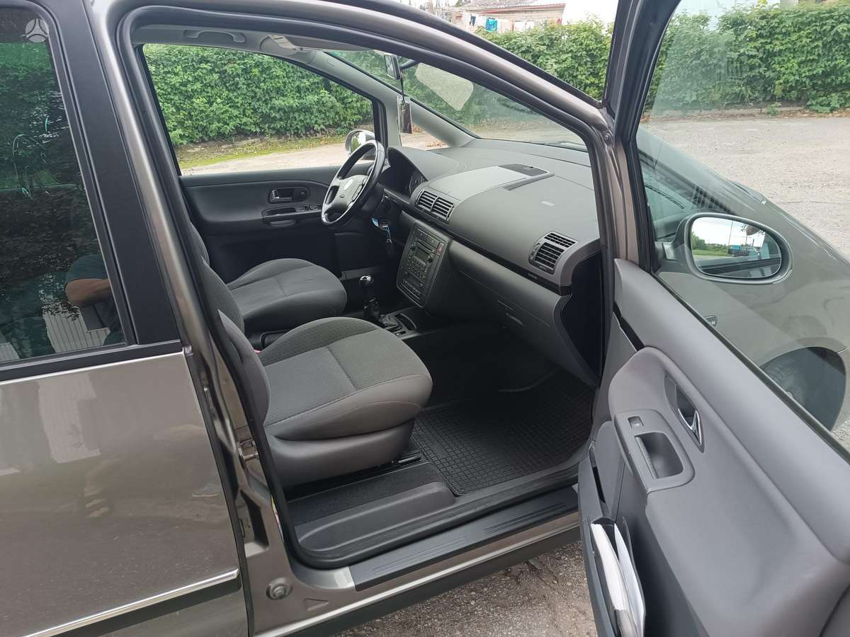 Volkswagen Sharan 2010 — photo 12