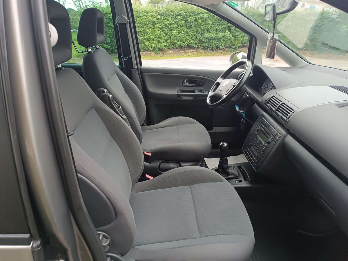 Volkswagen Sharan 2010 — photo 15