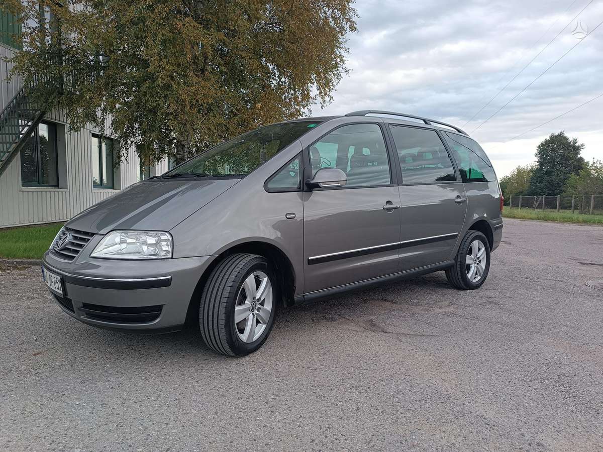 Volkswagen Sharan 2010 — rear view