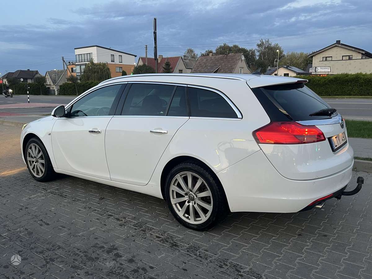 Opel Insignia 2010 — салон