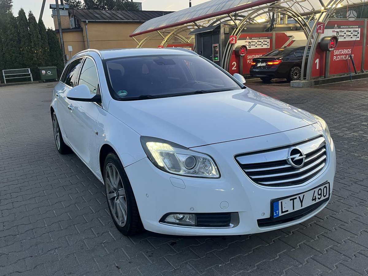 Opel Insignia 2010 — двигун 1956 cm³, 131 HP (96kW)