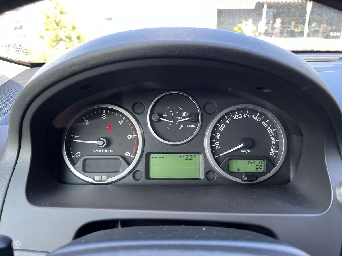 Land Rover 2011 — photo 12
