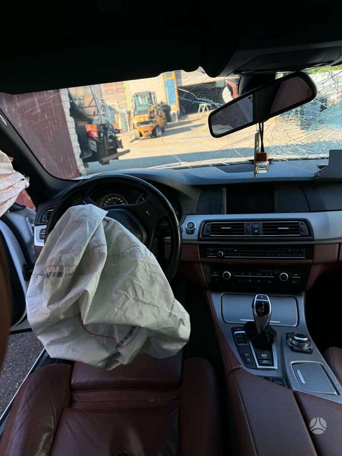 BMW 530 2011 — photo 11