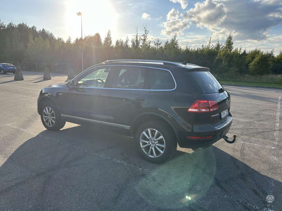 Volkswagen Touareg 2011 — вигляд ззаду
