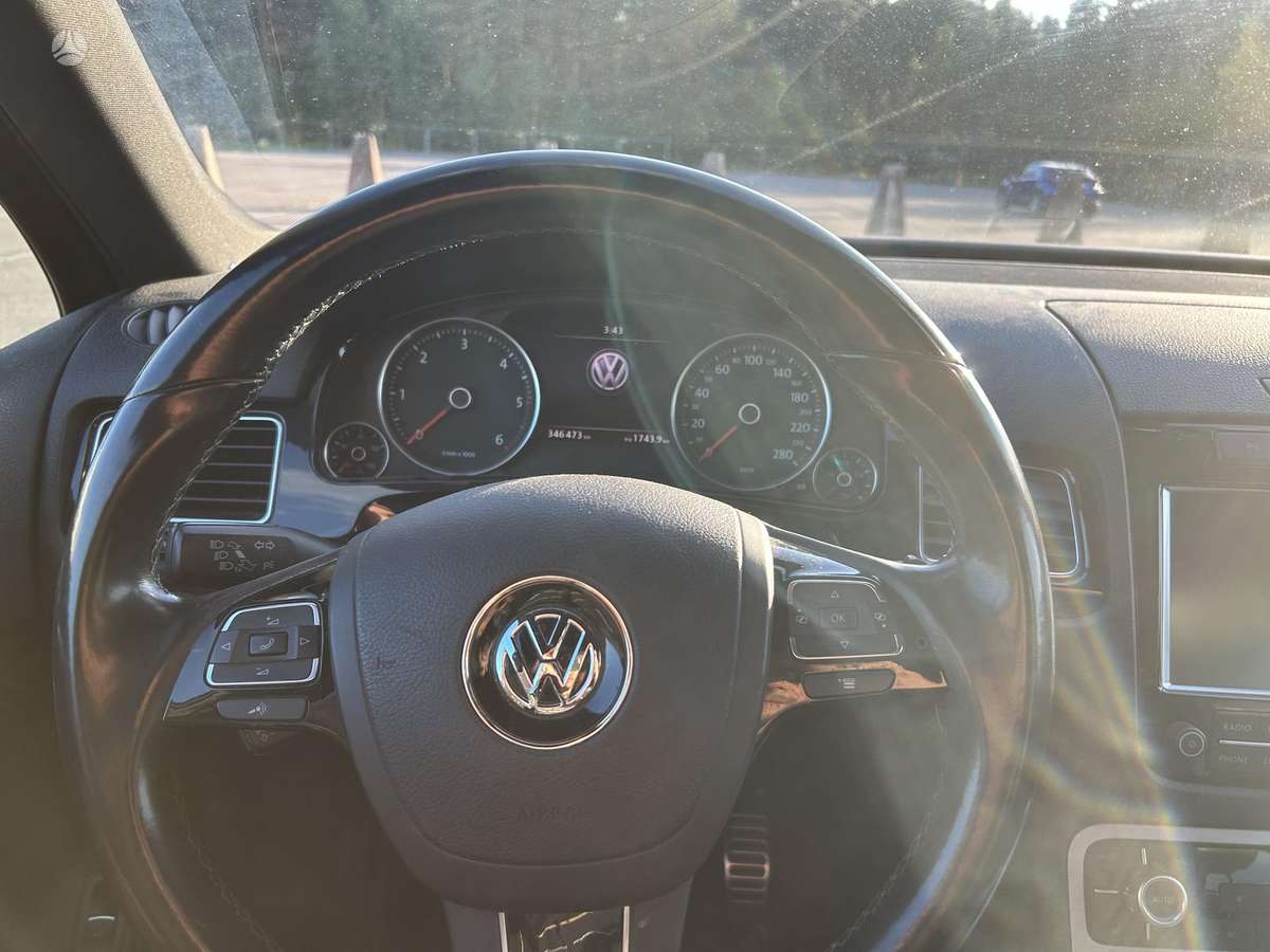 Volkswagen Touareg 2011 — салон