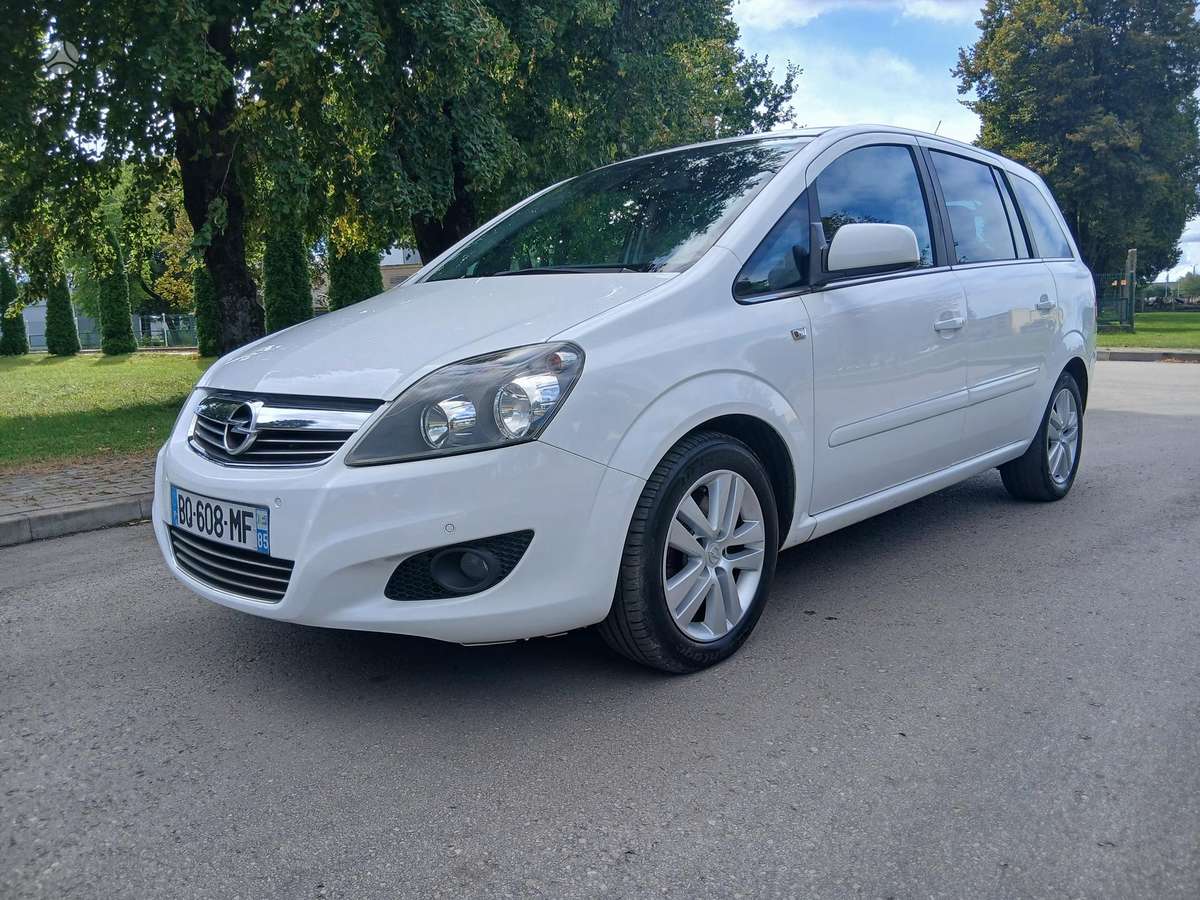 Opel Zafira 2011 — rear view