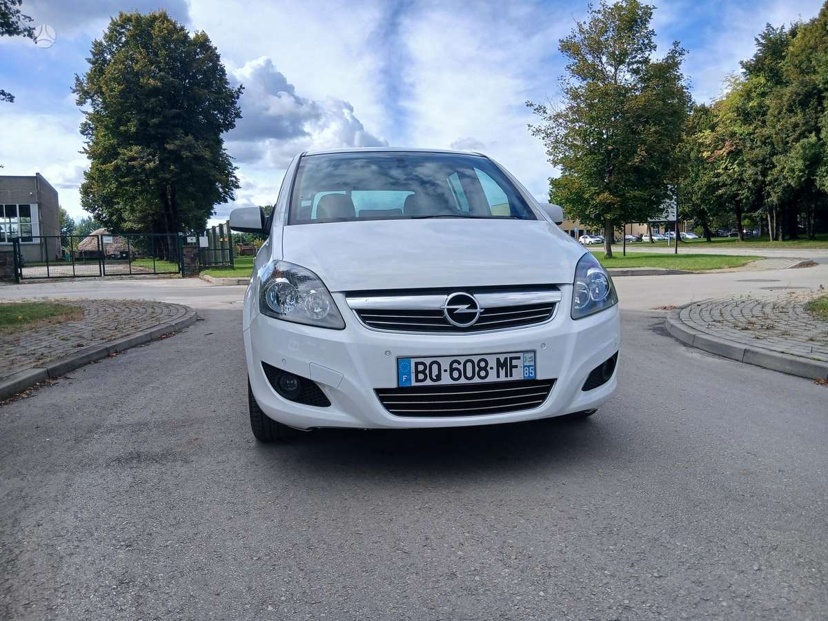 Opel Zafira 2011 — interior