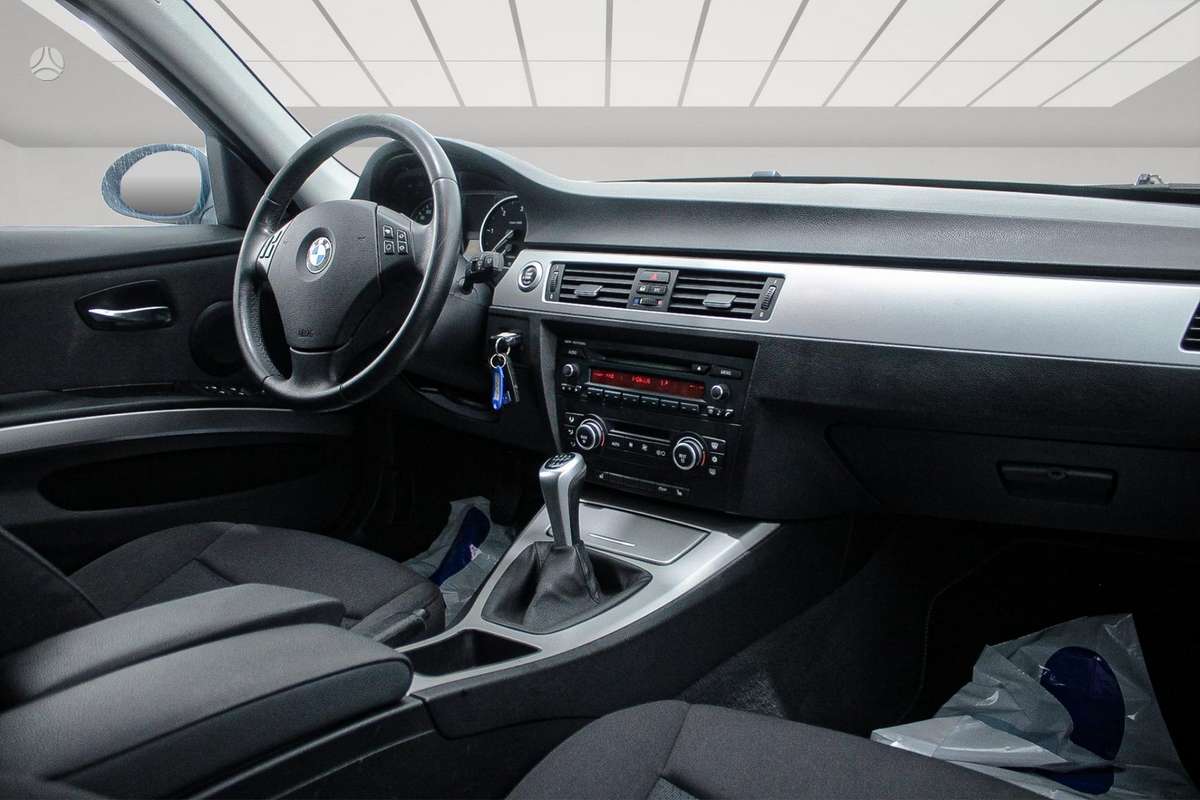 BMW 320 2009 — photo 14