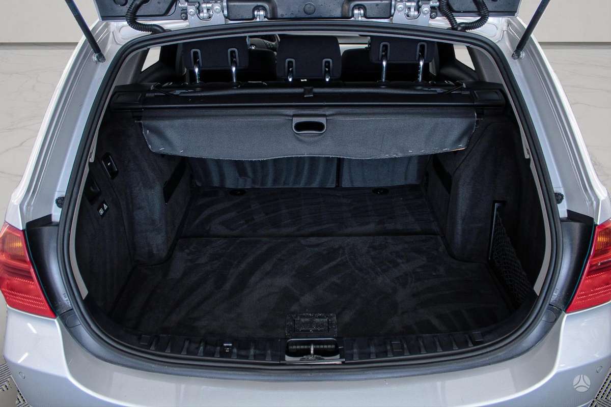 BMW 320 2009 — photo 16
