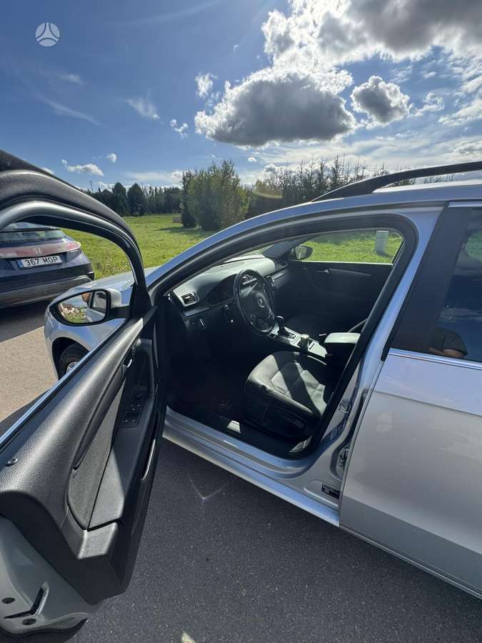 Volkswagen Passat 2012 — rear view