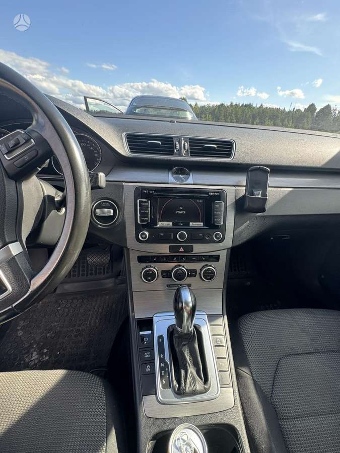 Volkswagen Passat 2012 — interior