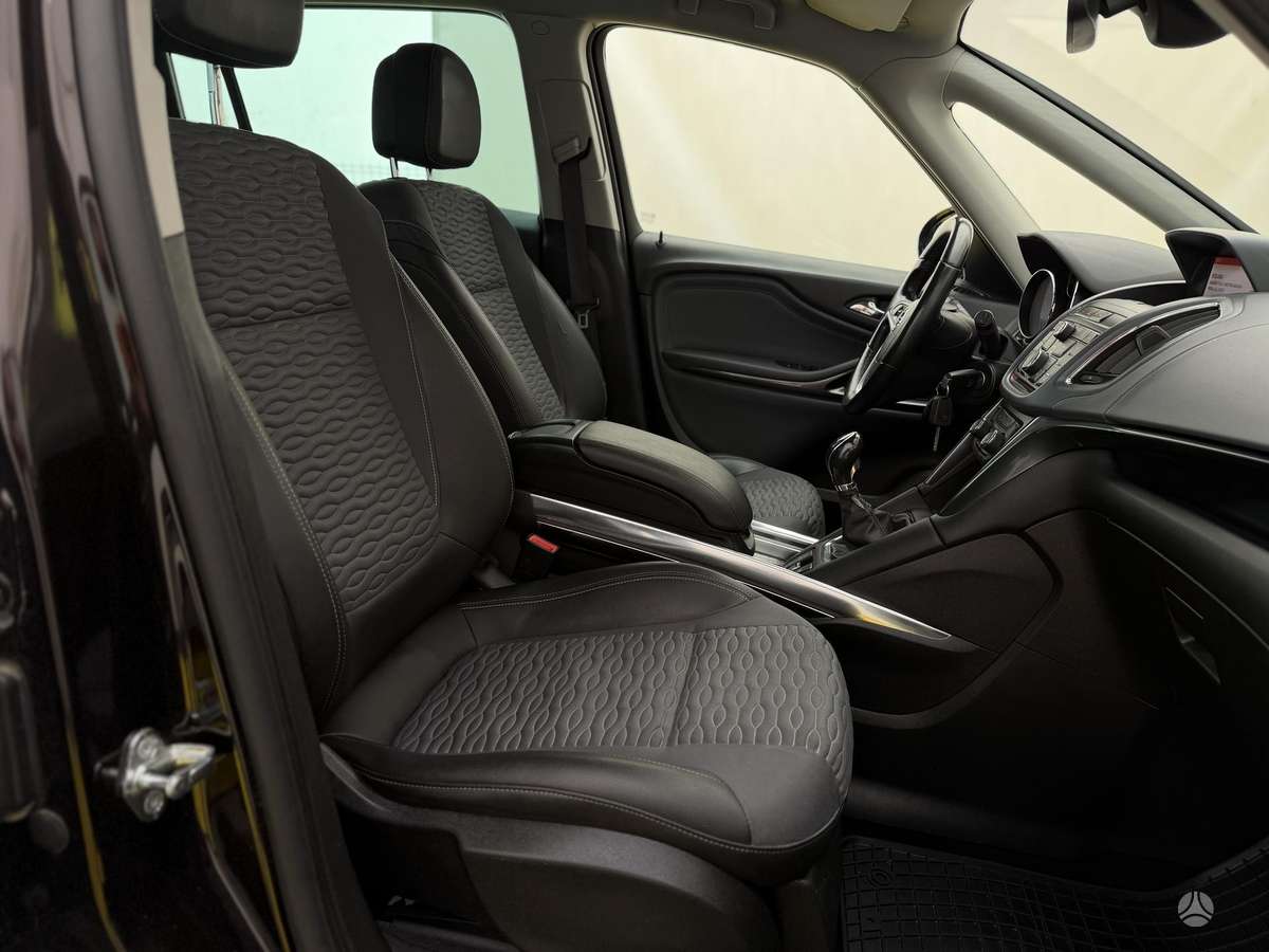 Opel Zafira 2015 — photo 15