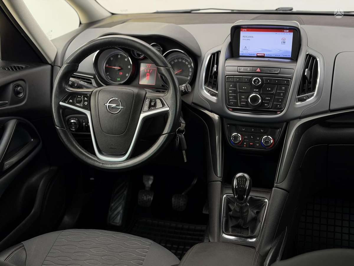 Opel Zafira 2015 — photo 18