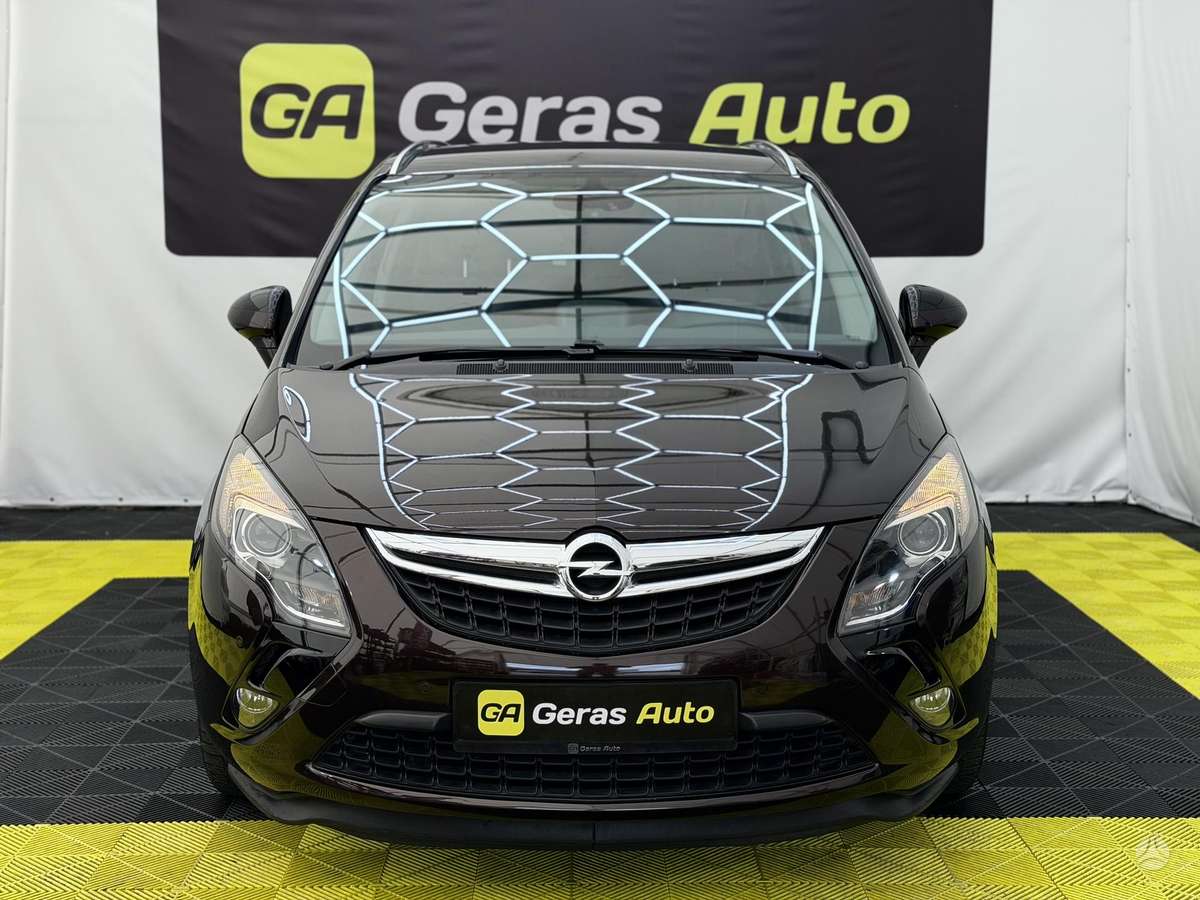 Opel Zafira 2015 — rear view