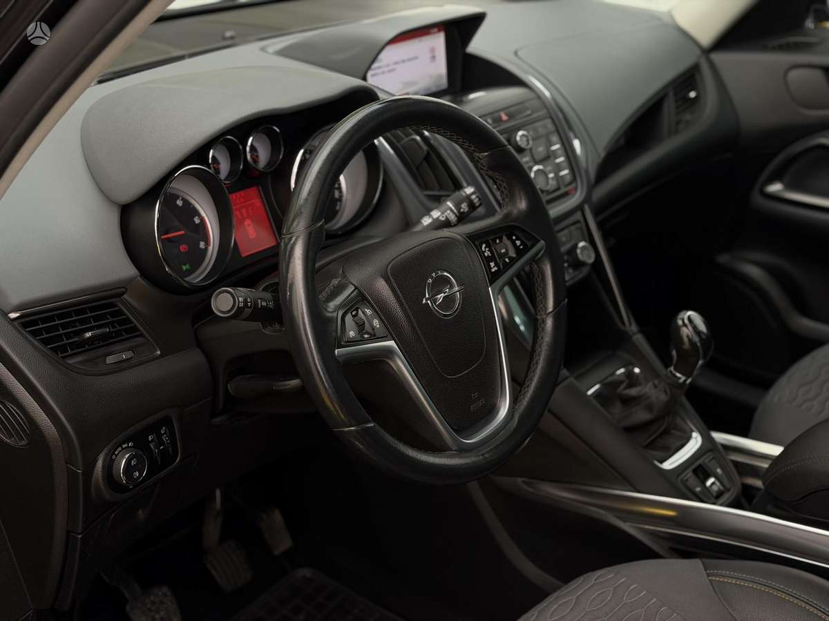 Opel Zafira 2015 — photo 9