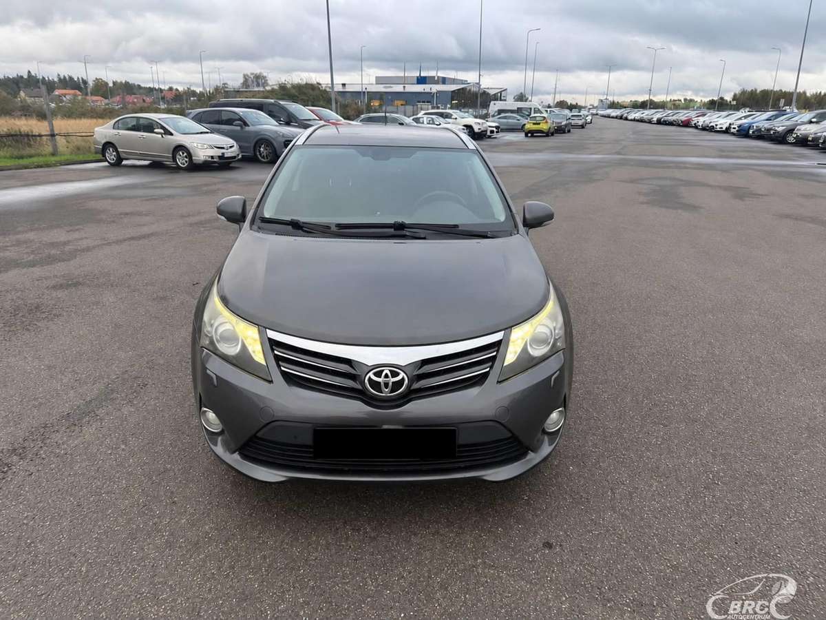 Toyota Avensis 2014 — interior