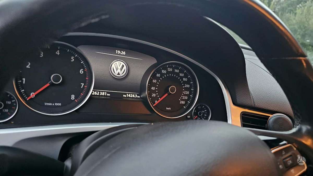 Volkswagen Touareg 2014 — photo 9