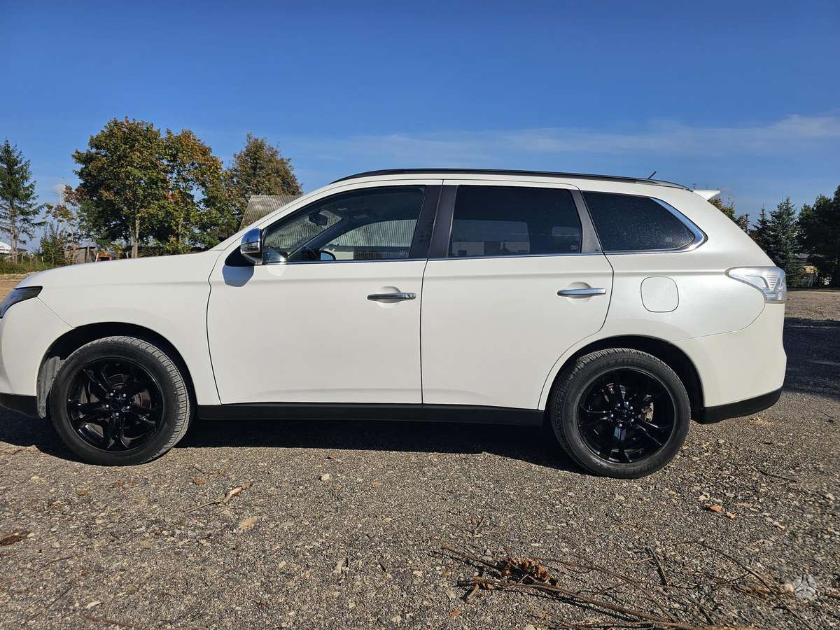 Mitsubishi Outlander 2015 — rear view