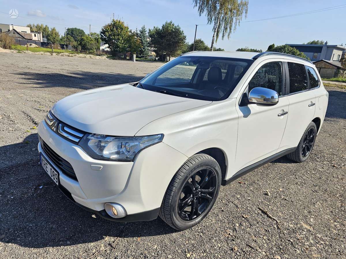 Mitsubishi Outlander 2015 — interior