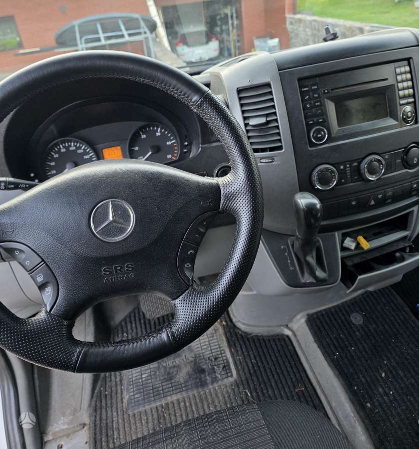 Mercedes-Benz Sprinter 2011 — rear view