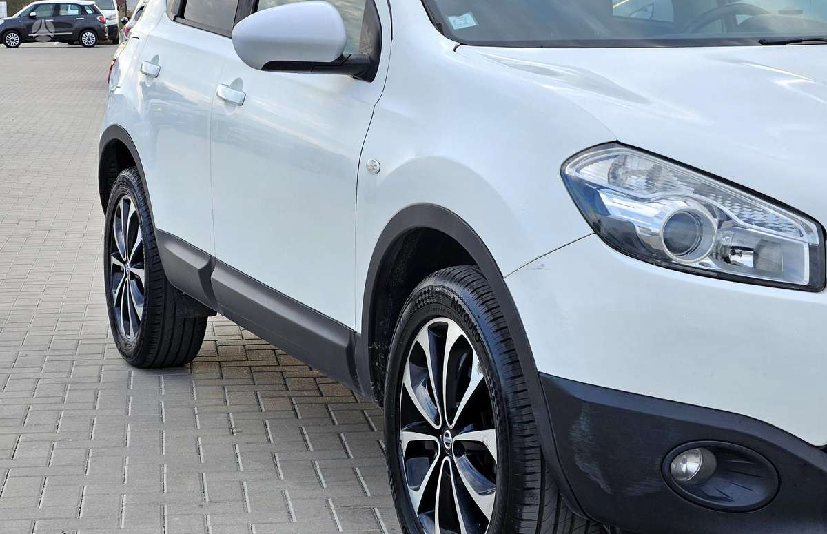 Nissan Qashqai 2011 — rear view