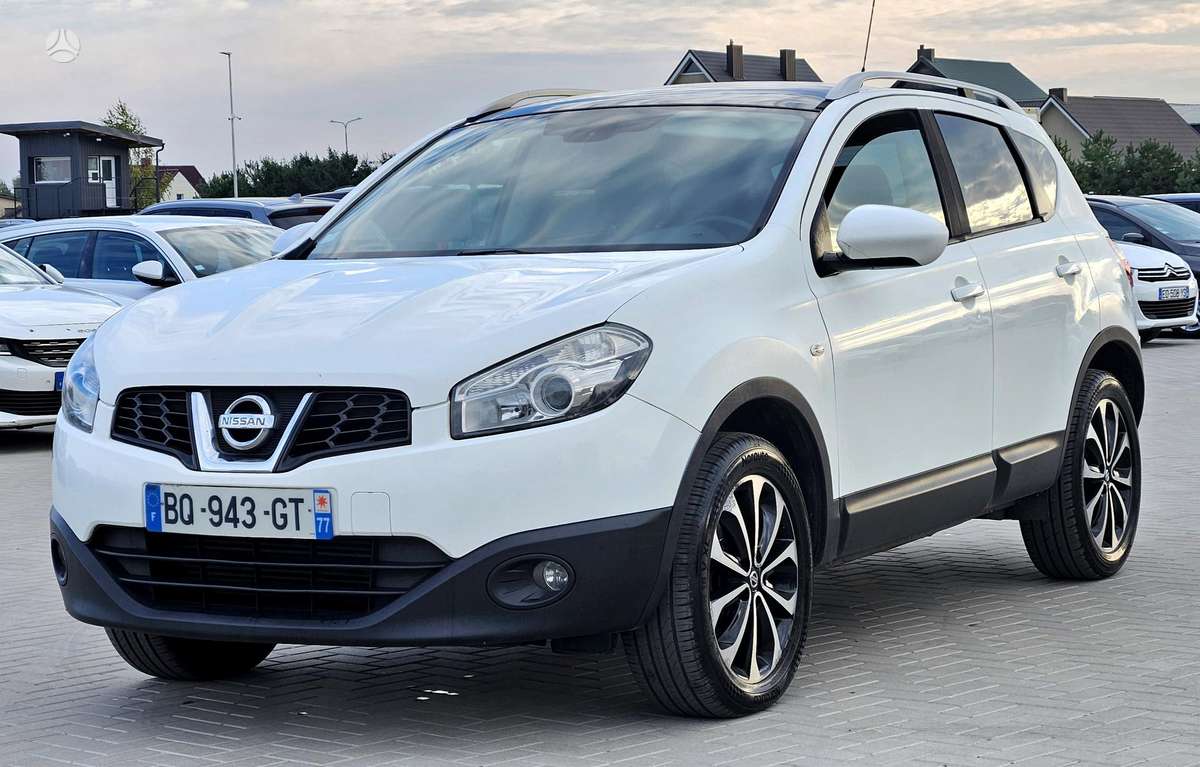 Nissan Qashqai 2011 — interior
