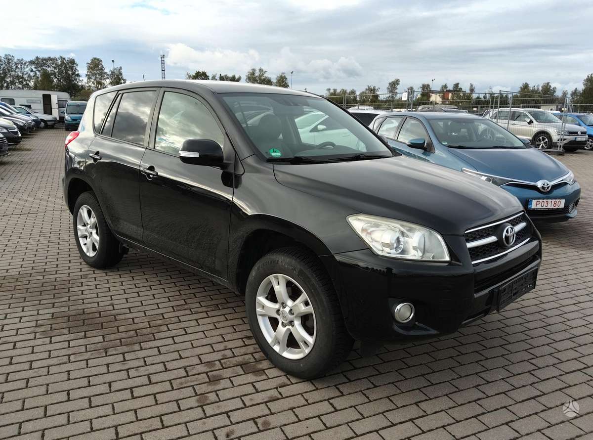 Toyota RAV4 2010 — салон