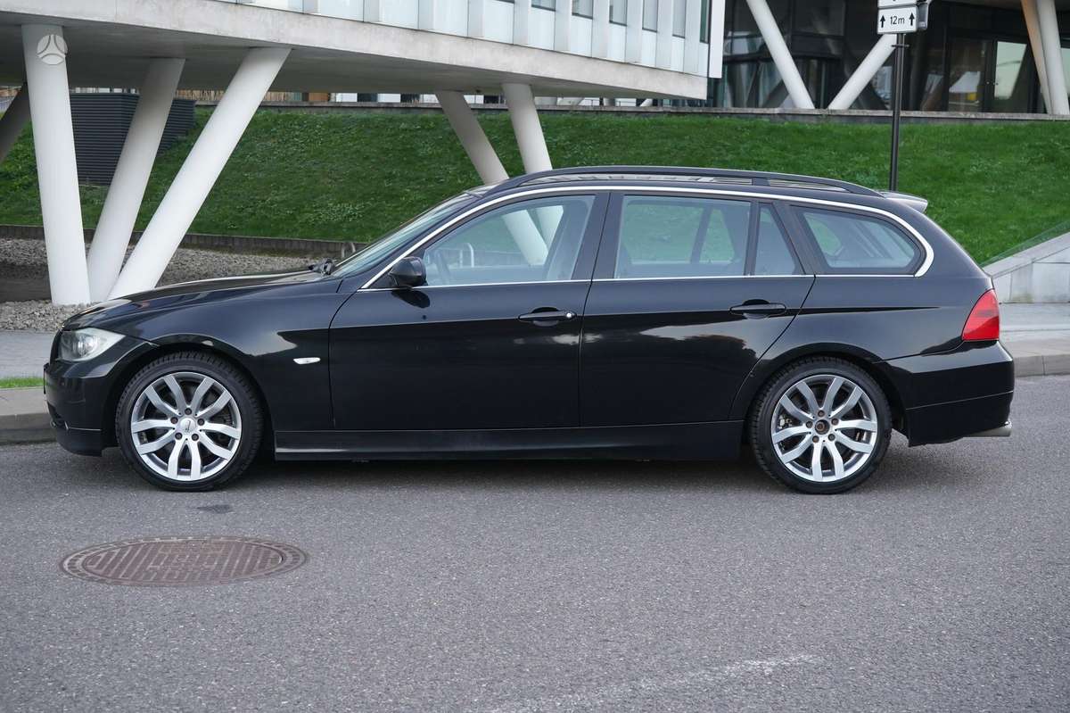 BMW 325 2008 — вигляд ззаду