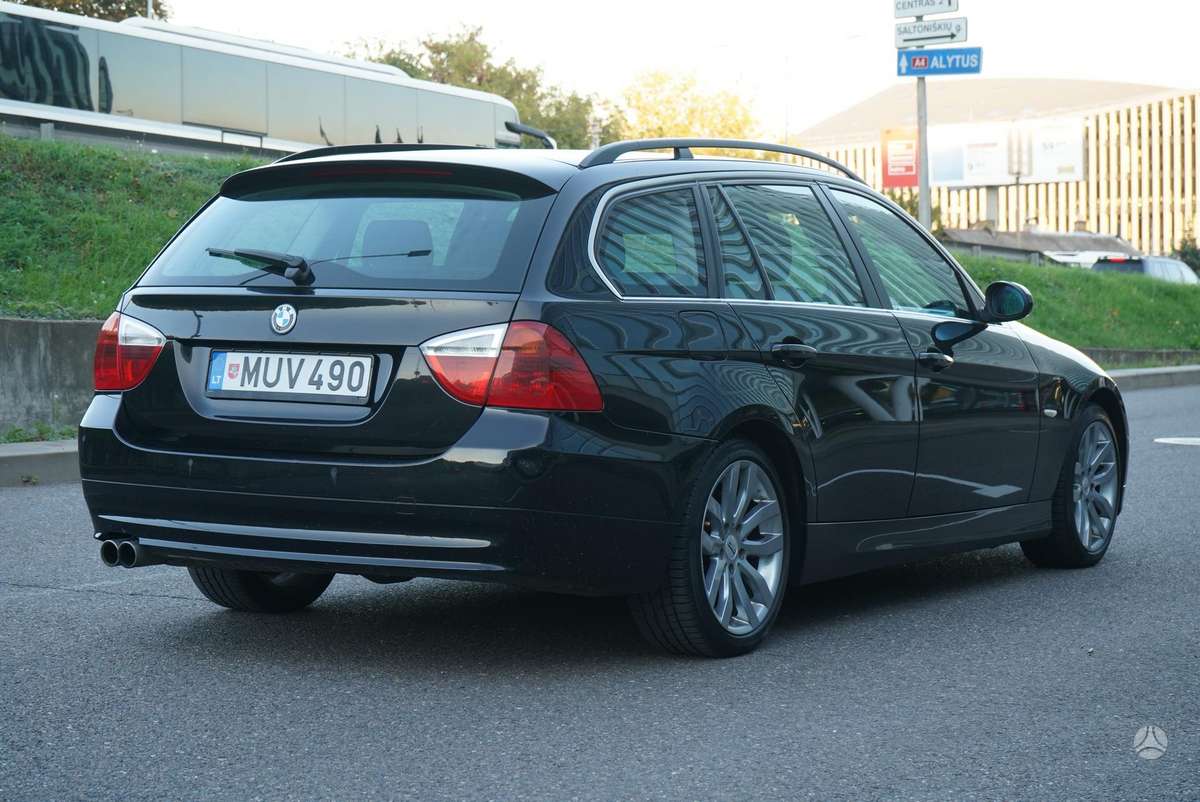 BMW 325 2008 — салон