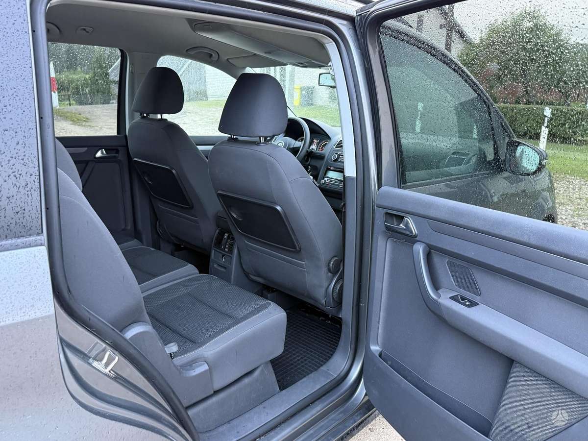 Volkswagen Touran 2011 — photo 14