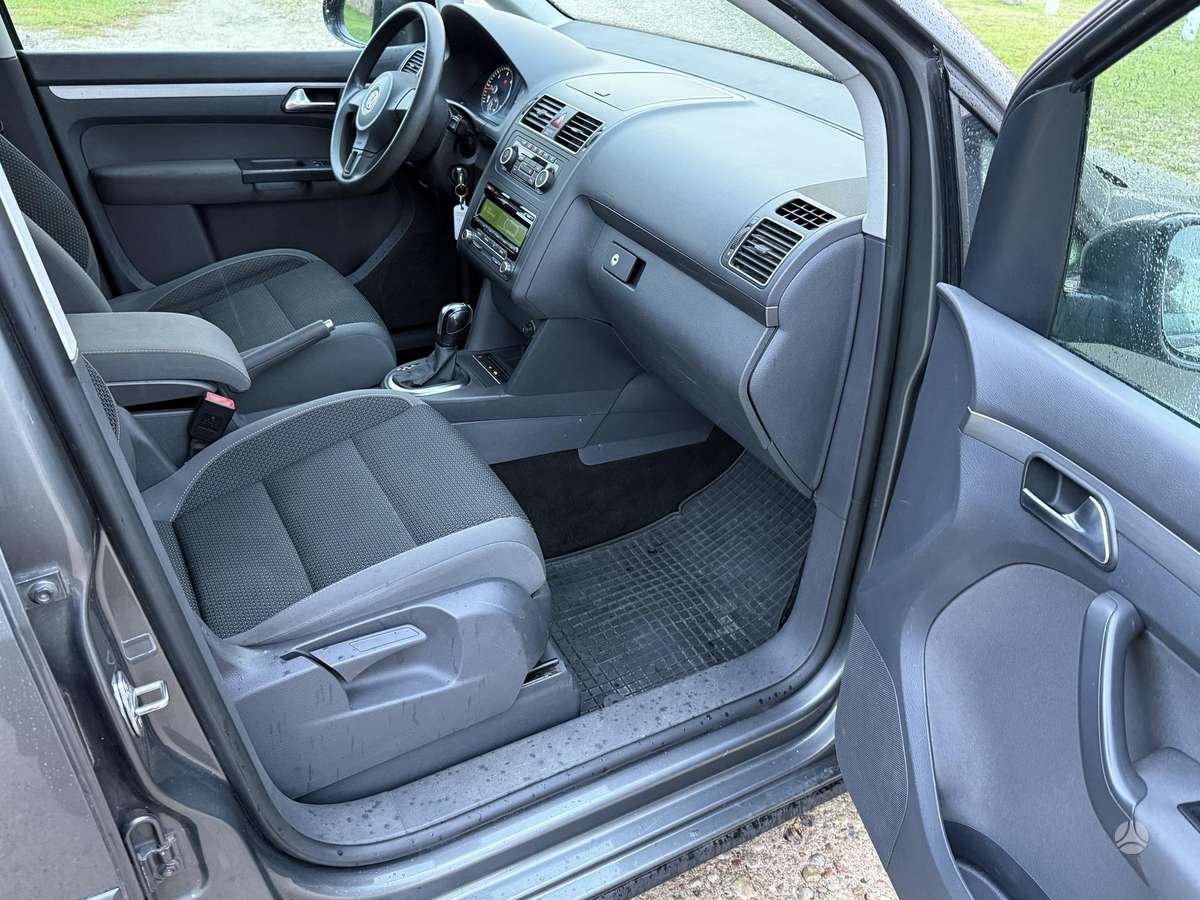 Volkswagen Touran 2011 — photo 15