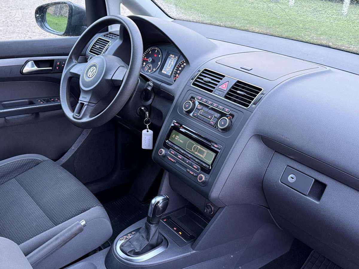 Volkswagen Touran 2011 — photo 16