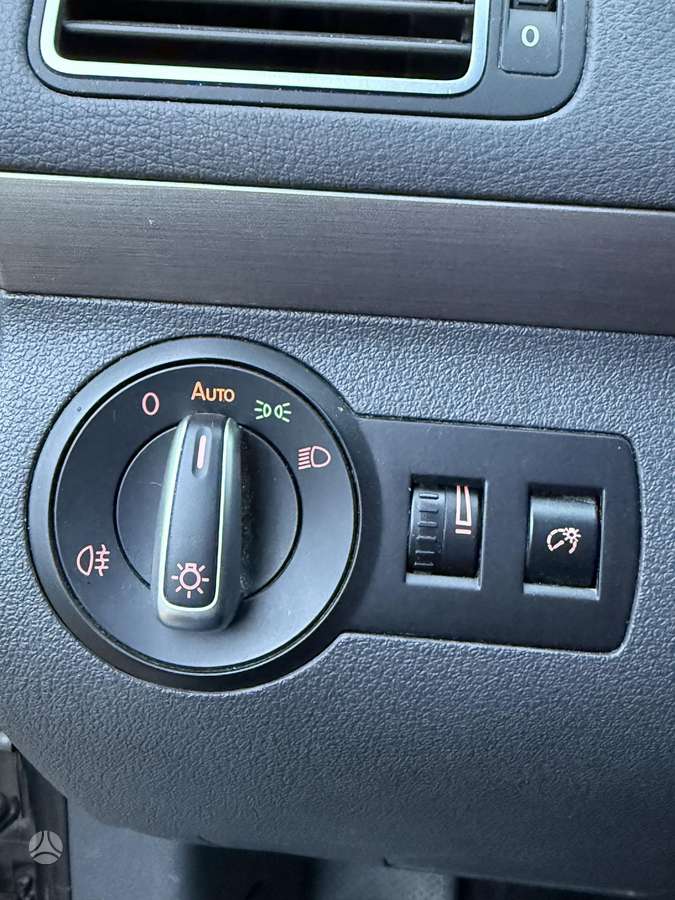 Volkswagen Touran 2011 — photo 19