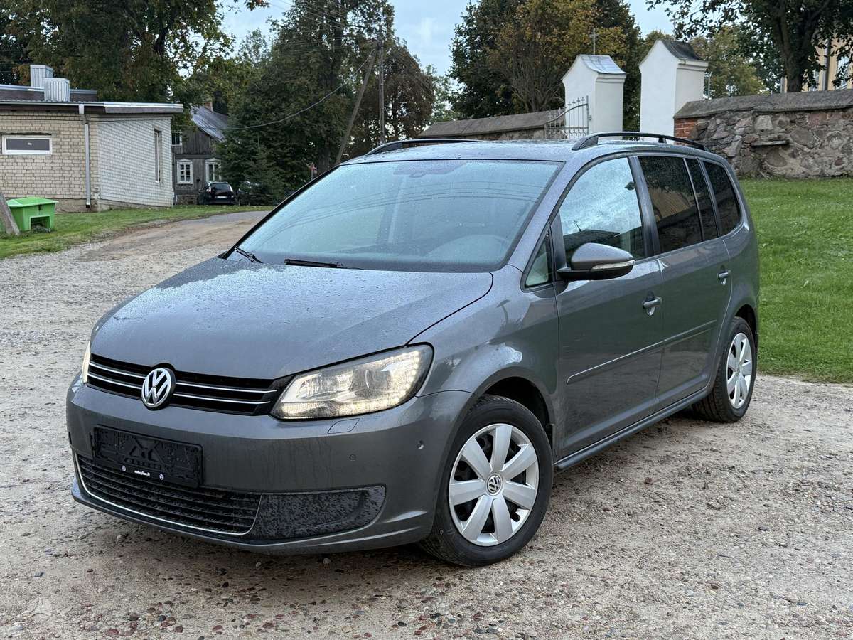 Volkswagen Touran 2011 — rear view