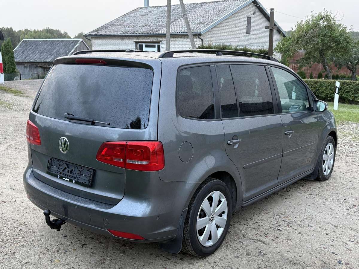 Volkswagen Touran 2011 — interior