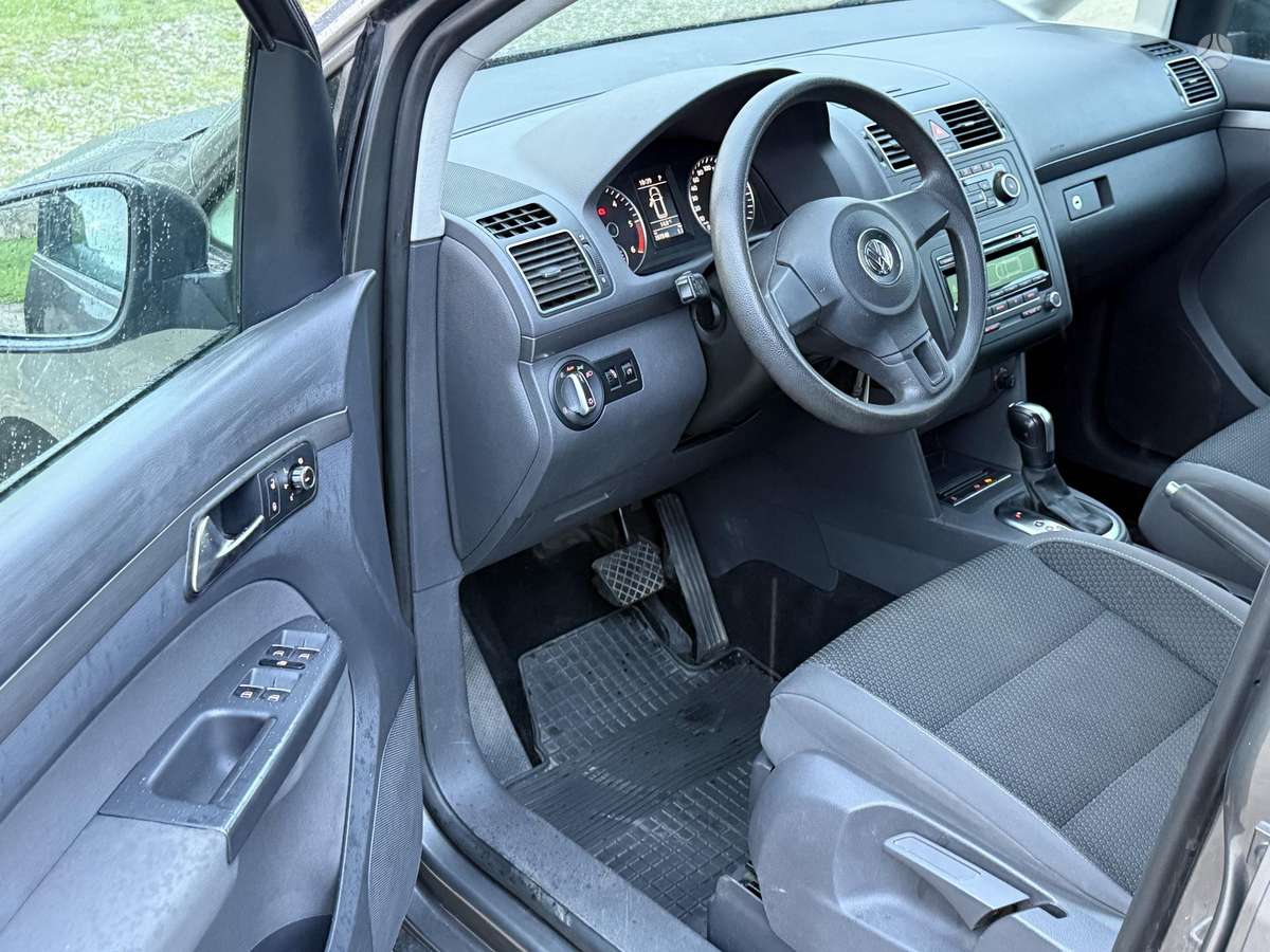 Volkswagen Touran 2011 — photo 8