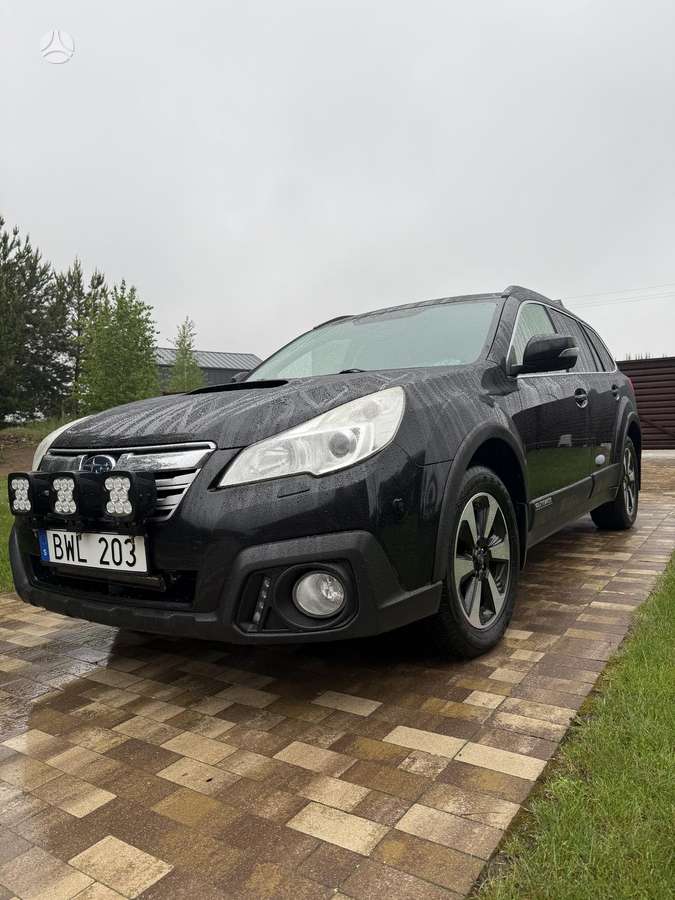 Subaru Outback 2014 — rear view