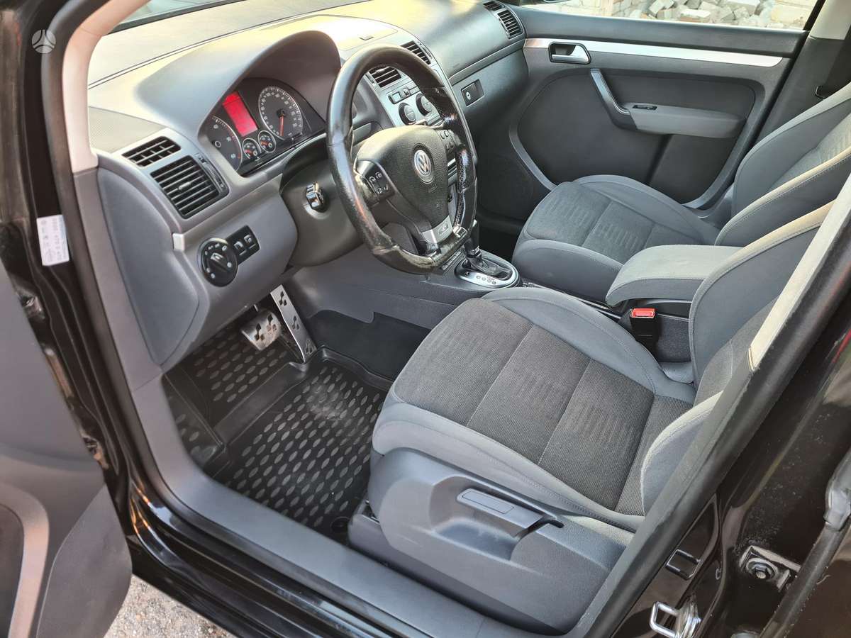 Volkswagen Touran 2009 — photo 14