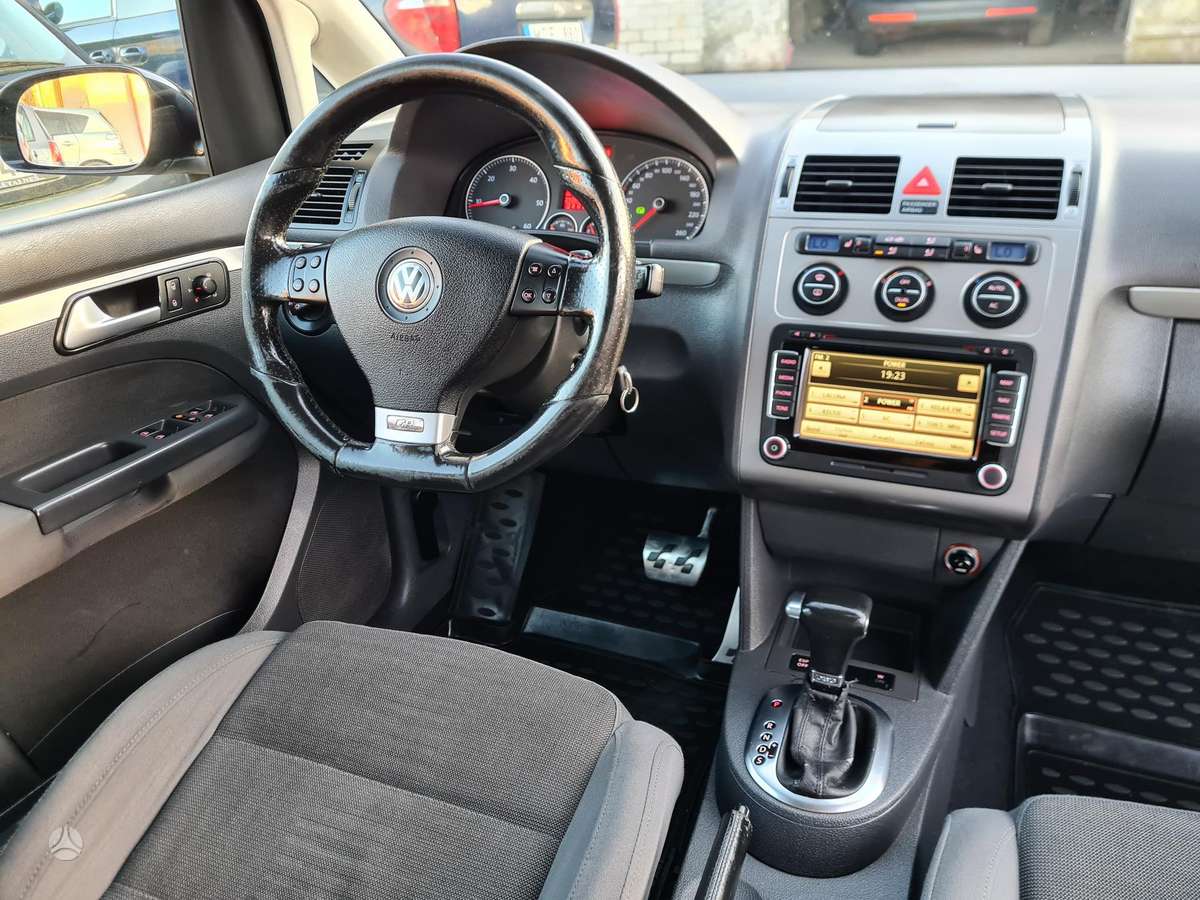 Volkswagen Touran 2009 — photo 18