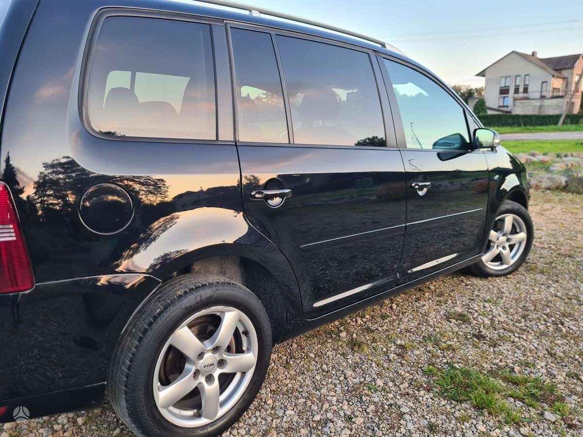 Volkswagen Touran 2009 — photo 32