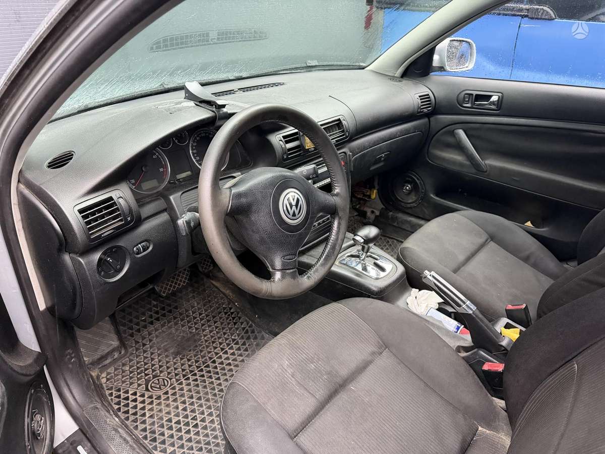 Volkswagen Passat 2004 — interior