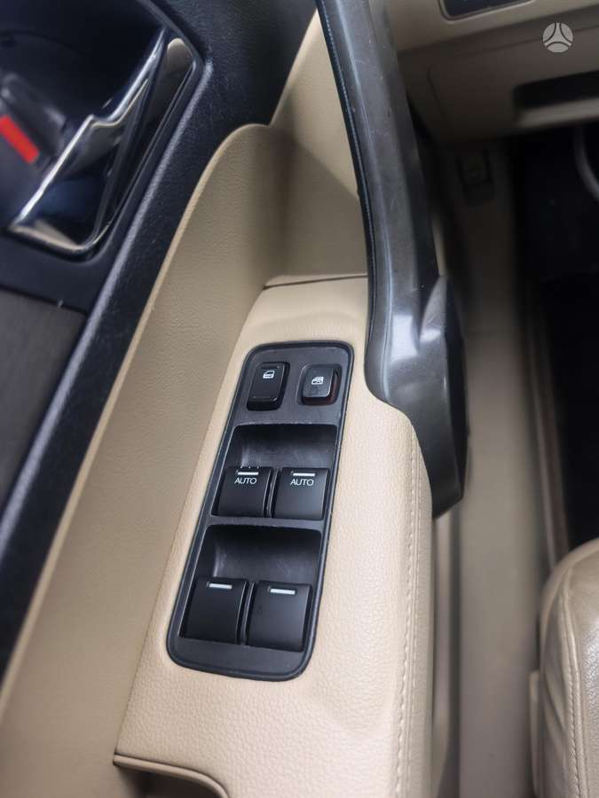 Honda CR-V 2010 — interior