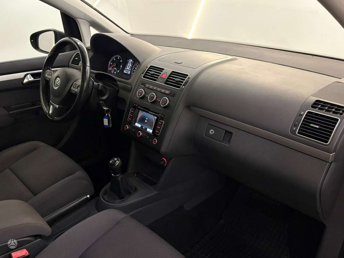 Volkswagen Touran 2013 — photo 14