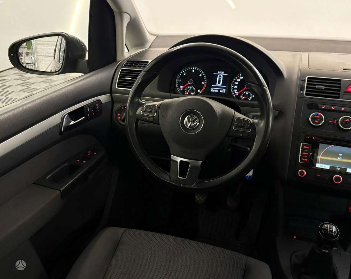Volkswagen Touran 2013 — photo 16