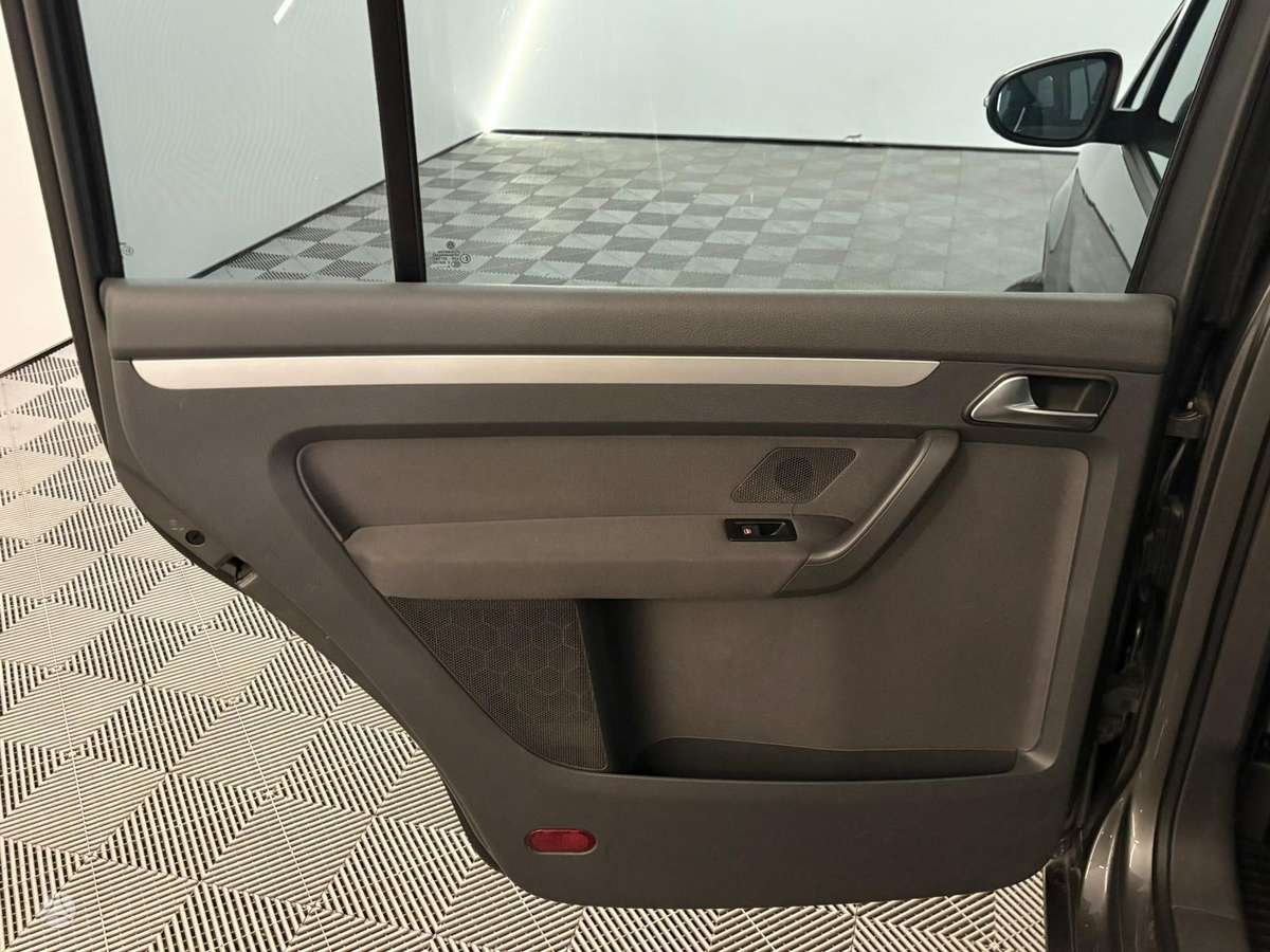 Volkswagen Touran 2013 — photo 17