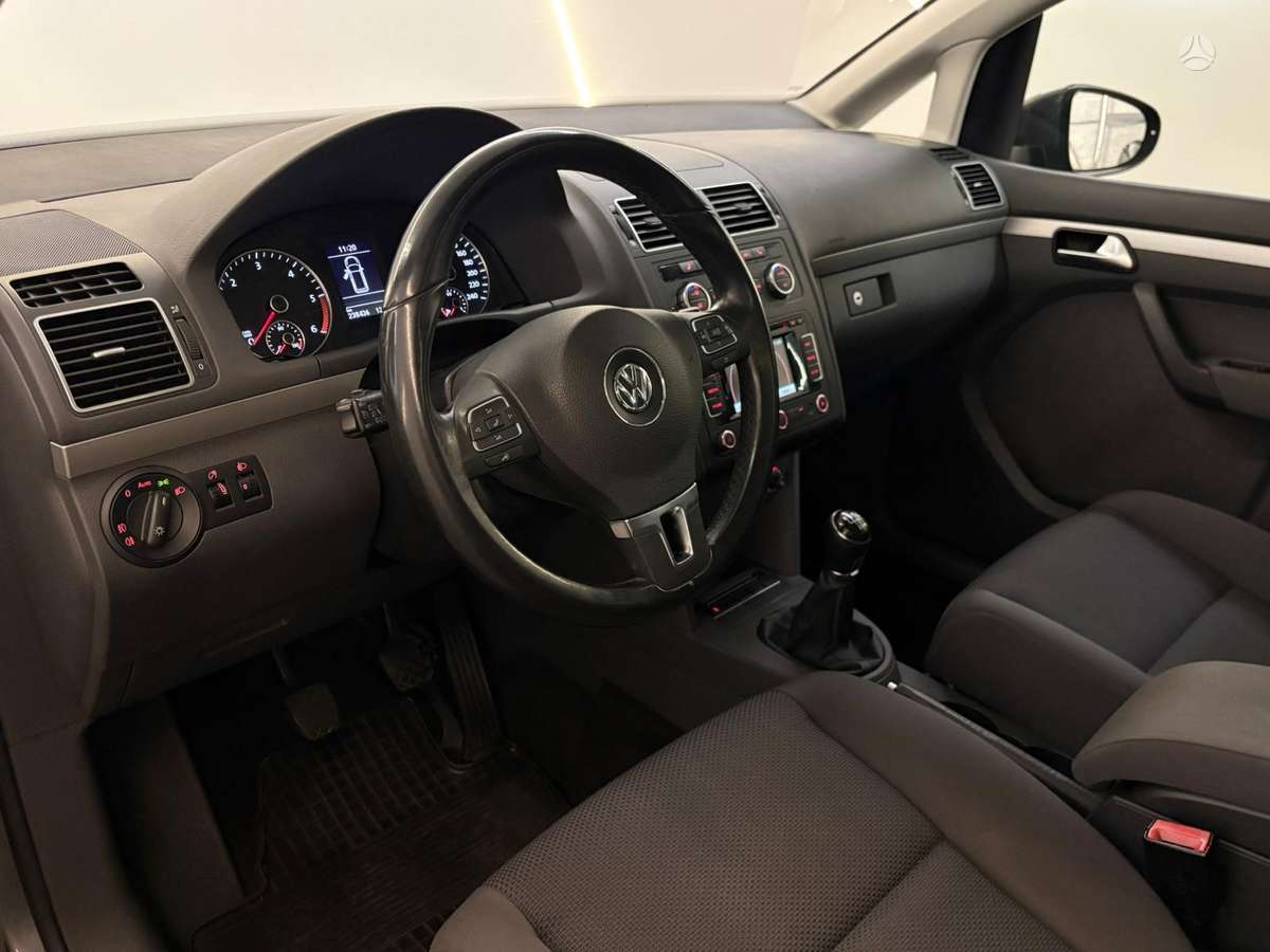 Volkswagen Touran 2013 — rear view