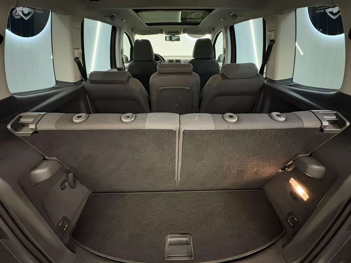 Volkswagen Touran 2013 — photo 21
