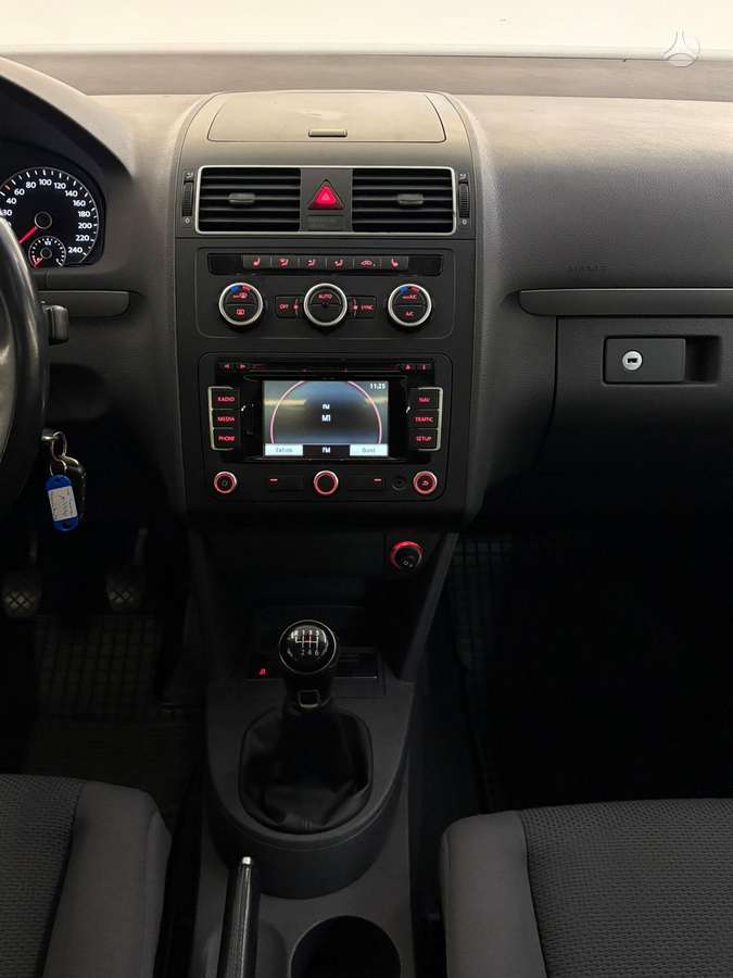 Volkswagen Touran 2013 — engine 1598 cm³, 105 HP (77kW)