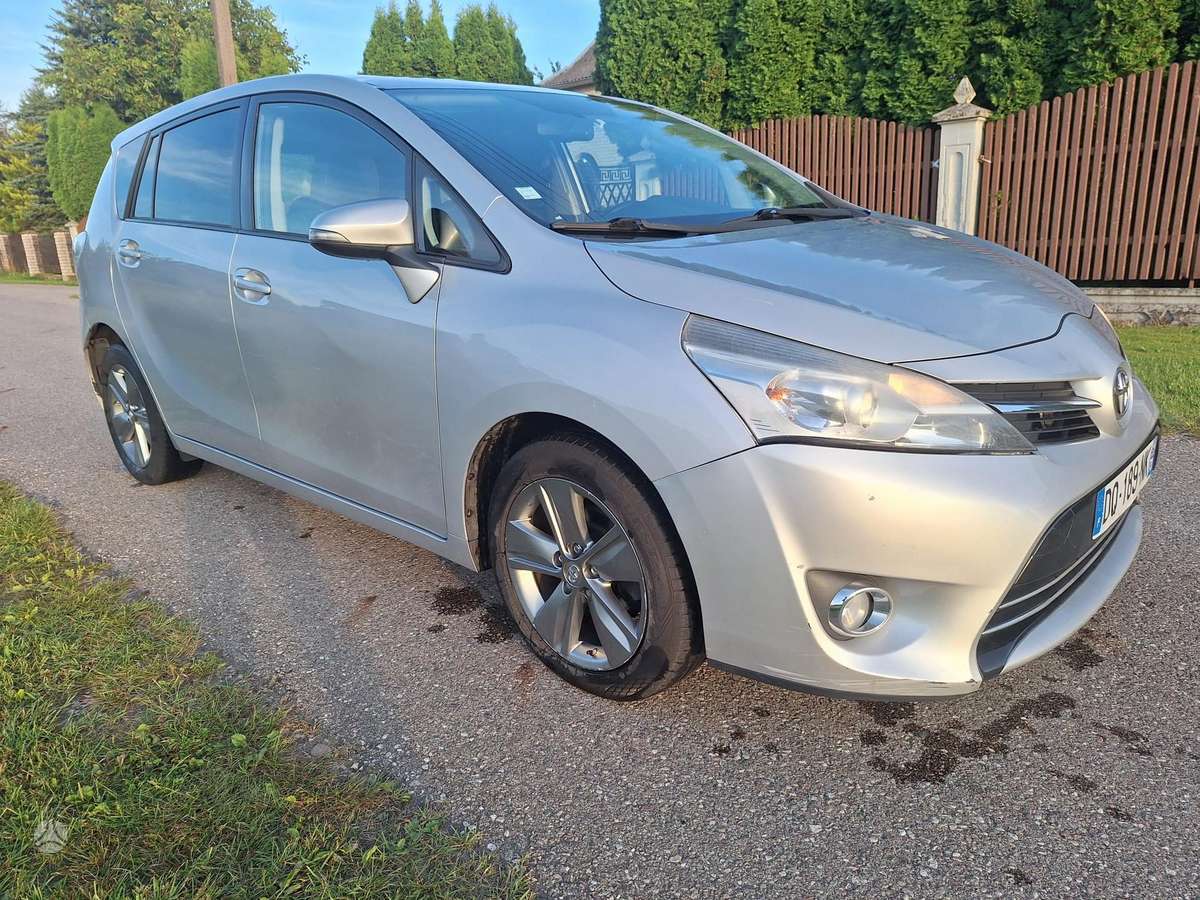 Toyota Verso 2015 — rear view